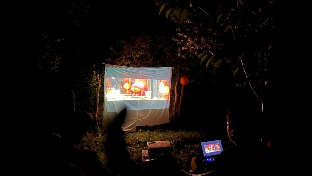 Kars'ta öğretmenden sıcak yaz akşamında çocuklara sinema keyfi