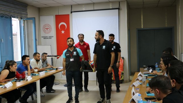 Hakkari'de 25 sağlık çalışanı zorlu eğitimin ardından UMKE gönüllüsü oldu