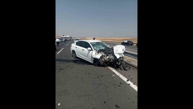 Ağrı'da otomobil traktöre çarptı: 2 yaralı