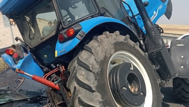 Ağrı'da otomobil ile traktörün çarpıştığı kazada 2 kişi yaralandı