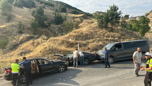 Tunceli'de üç otomobilin karıştığı zincirleme kazada 5 kişi yaralandı