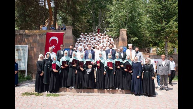Ahlat'ta 83 öğrenci mezun olarak hafız oldu