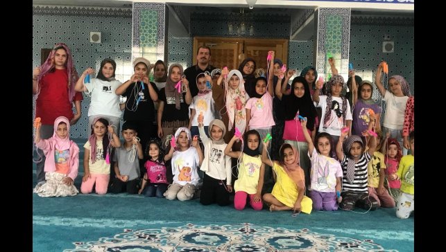 Kuran kursu öğrencilerine topaç ve atlama ipi hediye edildi