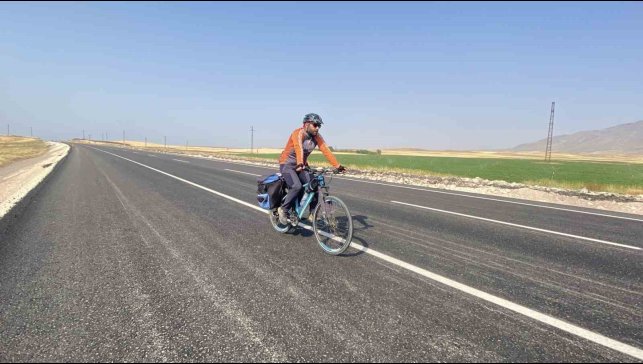 Mersinli bisikletçi Van Gölü için pedal çevirdi