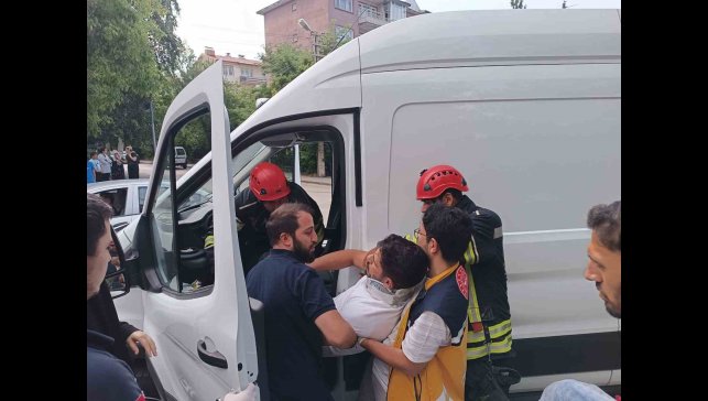 Araçta fenalaşan vatandaş kurtarıldı