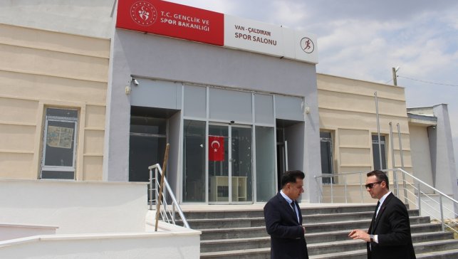 Çaldıran Kaymakamı Bakan, spor tesislerini inceledi