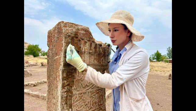 Gevaş Selçuklu Mezarlığı'nda 6 yeni mezar daha gün yüzüne çıkarıldı