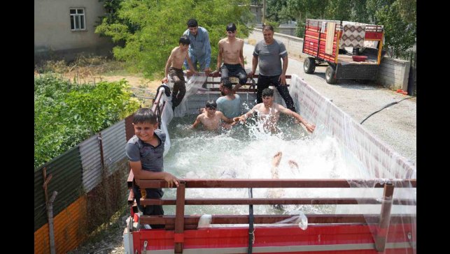 Sıcaktan bunalan gençler römorktan havuz yaptı