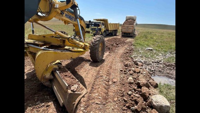Kars'ta yayla yolları yapımı sürüyor