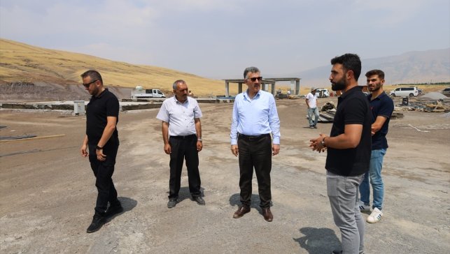 Güroymak Belediye Başkanı Mutlu, canlı hayvan pazarı ve mezbaha inşaatını inceledi