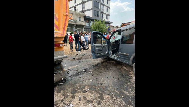 Tatvan'da tır ile kamyonet çarpıştı: 2 yaralı