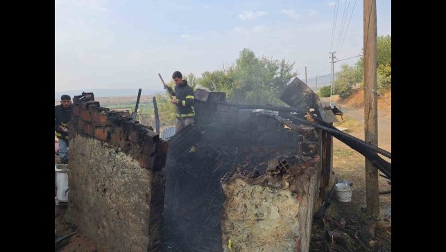 Bingöl'de odunluk yangını, eve sıçramadan söndürüldü