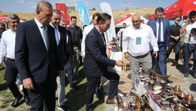 Bitlis'in Ahlat ilçesinde Malazgirt Zaferi'nin 954. yıl dönümü etkinlikleri başladı