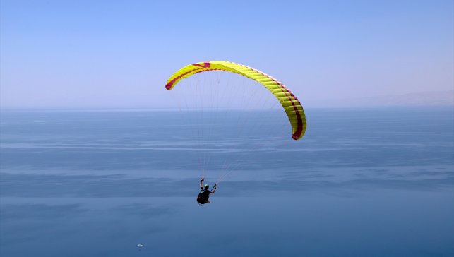 Doğu ve Güneydoğu Anadolu Bölgesi Yamaç Paraşütü Hedef Şampiyonası, Van'da başladı