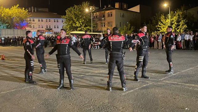 Muş'un Malazgirt ilçesinde Türk bayrağı ve meşalelerle fener alayı düzenlendi