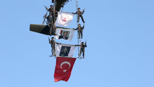 Jandarma ekipleri Malazgirt Zaferi kutlamalarındaki hava gösterileriyle izleyenleri coşturdu