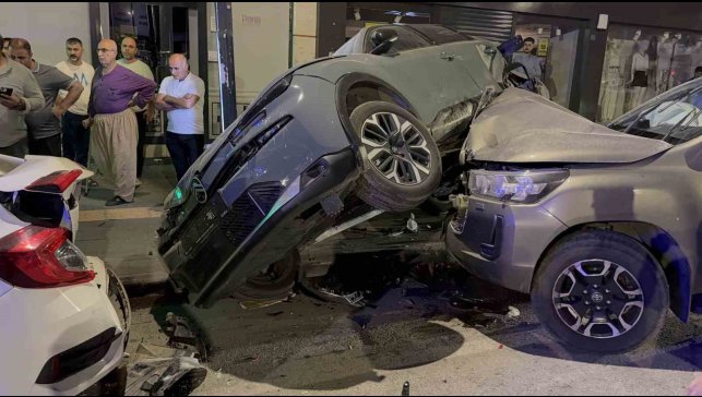 Tatvan'da 3 araçlı zincirleme trafik kazası