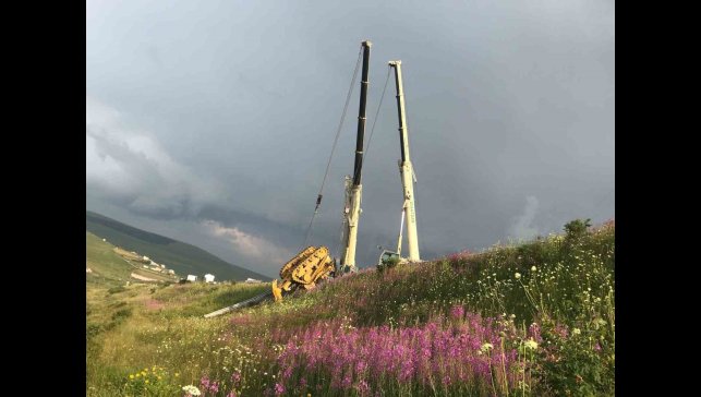 Uçuruma yuvarlanan TIR dorsesi ve dozer vinçle çıkartıldı