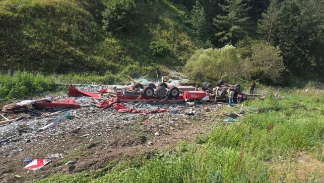 Erzurum'da şarampole devrilen tırın İranlı sürücüsü öldü
