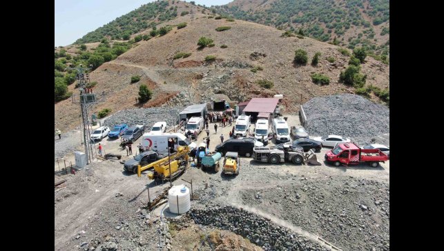 Elazığ'daki göçükte çalışmalar 4 saattir sürüyor: maden ocağı dron ile görüntülendi