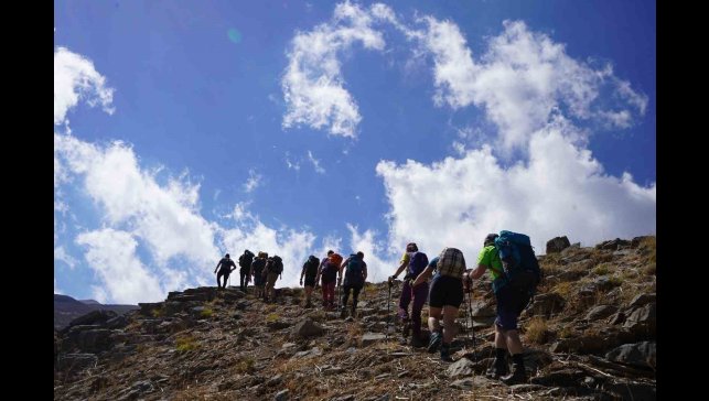 34 dağcı Yüksekova Sat Gölleri'nde doğa yürüyüşü gerçekleştirdi