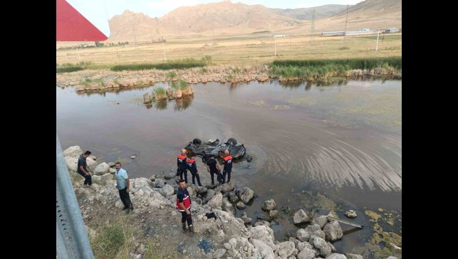 Sulak alana uçan otomobilden çıkarılan 3 kişi hastaneye kaldırıldı