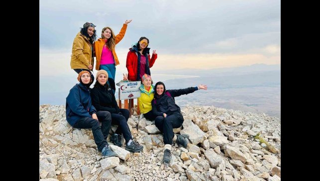 Vanlı dağcılar aynı gün Artos ve Sümbül Dağı'nda zirve yaptı