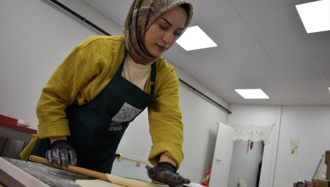 Güçlerini birleştiren 9 kadın, kurdukları işletmede yöresel yemekler hazırlıyor