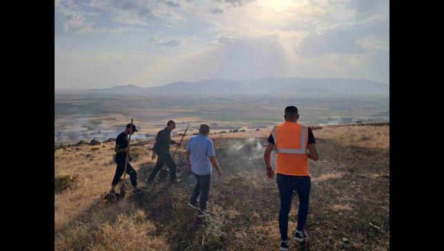 Patnos'ta dağlık alanda çıkan ot yangını kontrol altına alındı