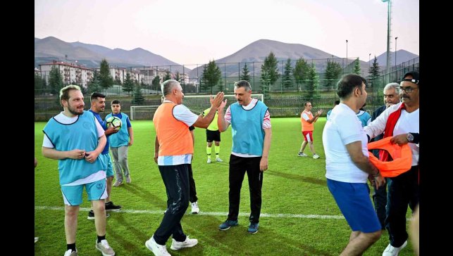 Özel gereksinimli bireyler protokol ile yeşil sahada buluştu