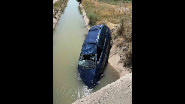 Hafif ticari kamyonet su kanalına düştü: 1 ölü, 2 yaralı