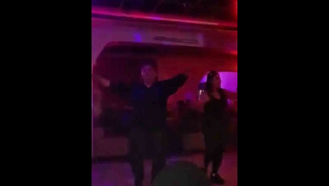 Pavyonda göbek attı, terfi aldı