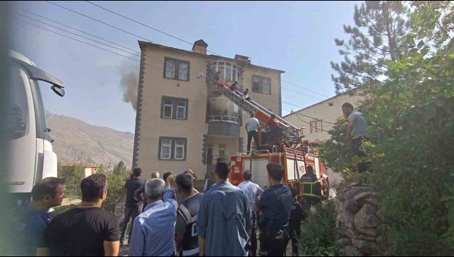 Hakkari'de korkutan yangın