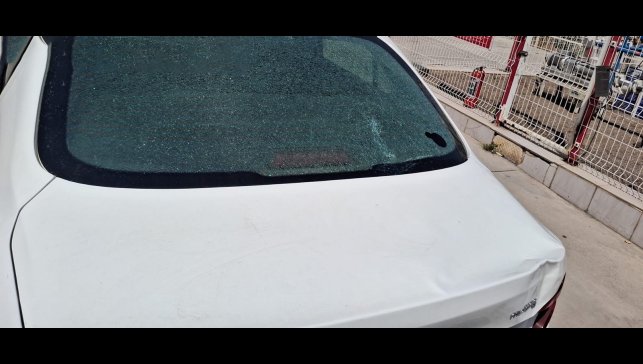 Rüzgarın uçurduğu sac otomobilin camını kırdı