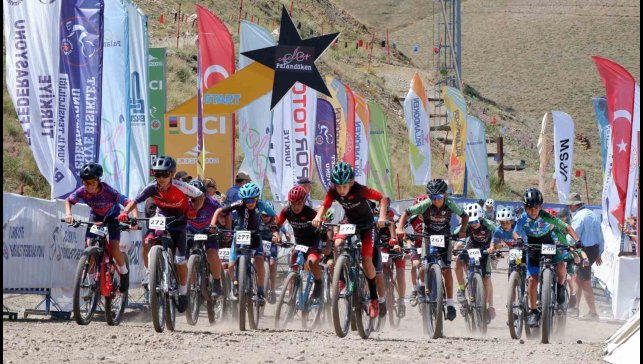 Palandöken'in zirvesinde pedal çevirdiler