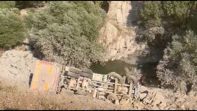 Hakkari'de kamyon uçuruma yuvarlandı: 1 ölü