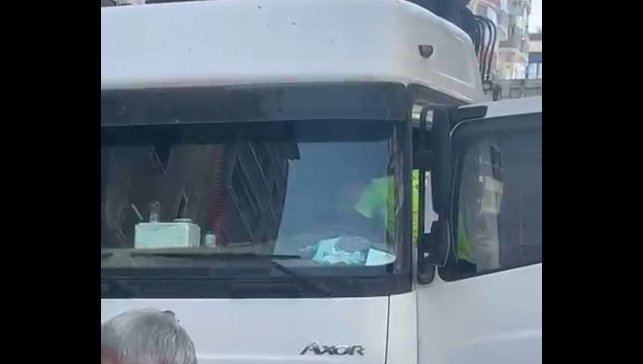 Kalp krizi geçiren tır sürüsü otomobile çarptı: 2 yaralı