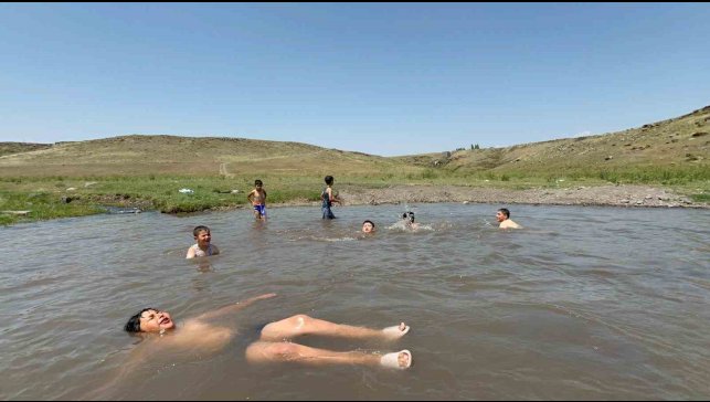 Kars'ta termometreler 34 dereceyi gördü: Çocuklar dere sularında serinledi