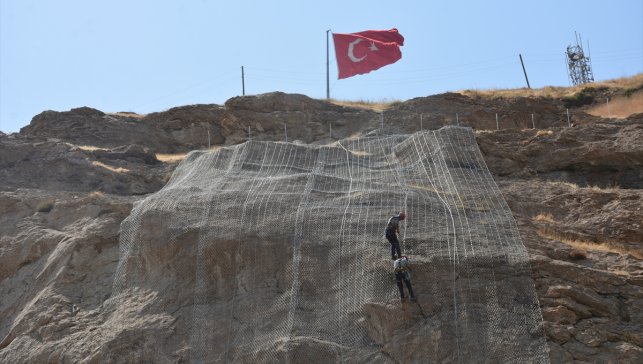 Hakkari'de Mir Kalesi'ndeki kaya ıslahı çalışmaları devam ediyor
