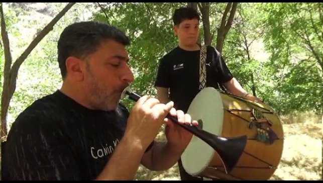 Baba-oğul her yaz memleketlerini gezerek davul-zurna çalıyor