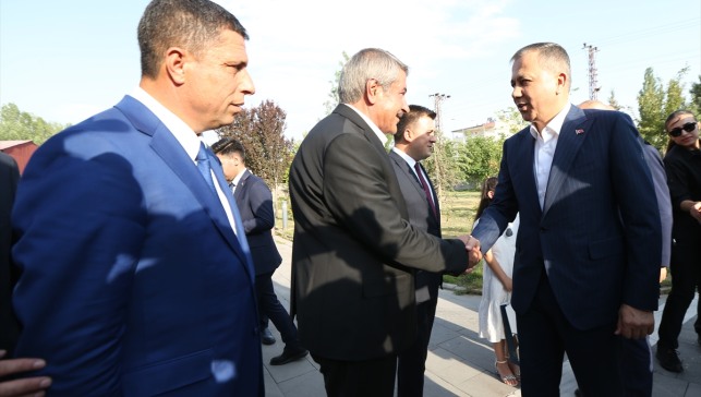 İçişleri Bakanı Yerlikaya, Ağrı'da esnaf ziyareti yaptı