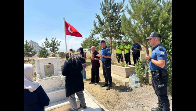 Şehit polis memuru kabri başında yad edildi