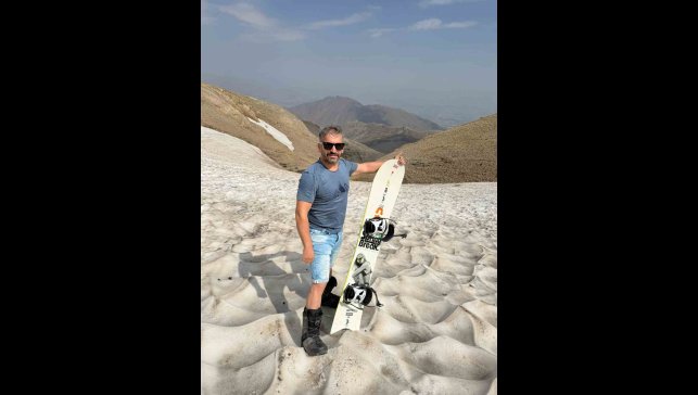 Kavurucu sıcakların yaşandığı Ağustos ayında karda kayak keyfi yaşadılar