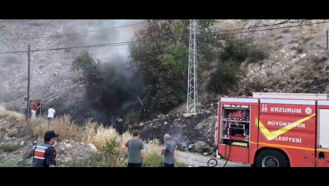 Erzurum'da mahalle girişinde korkutan yangın