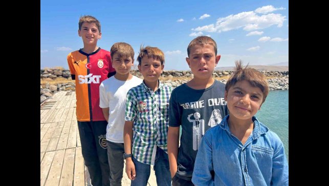 Sodalı Van Gölü çocukların saçlarını sarıya boyuyor
