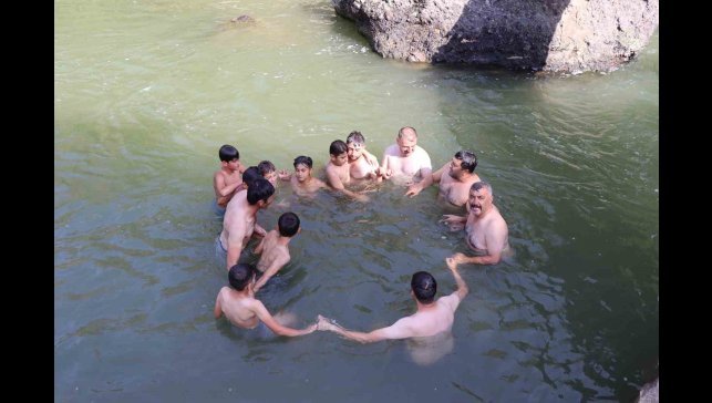 Hem serinliyor hem de eğleniyorlar