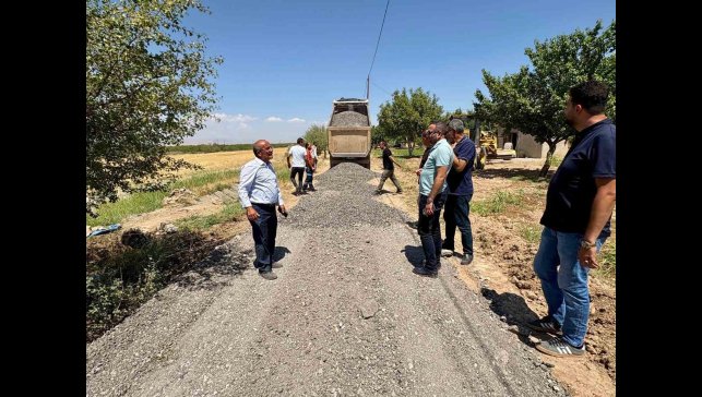 Akçadağ'da grup yolu çalışmaları devam ediyor