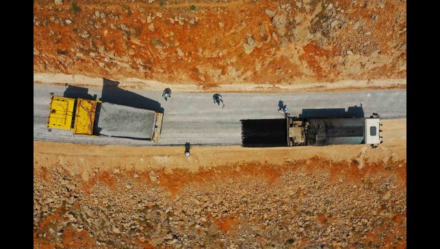 Malatya Büyükşehir Belediyesi'nin kırsaldaki yol mesaisi sürüyor