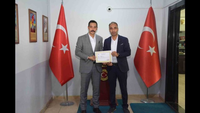 Kaymakam Uzun'dan yavru kediyi kurtarıp annesine kavuşturan öğretmene başarı belgesi