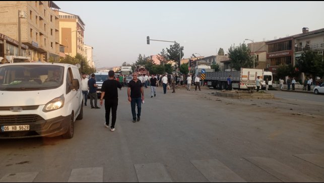 Bitlis'te freni boşalan tır, 8 aracı kullanılmaz hale getirdi